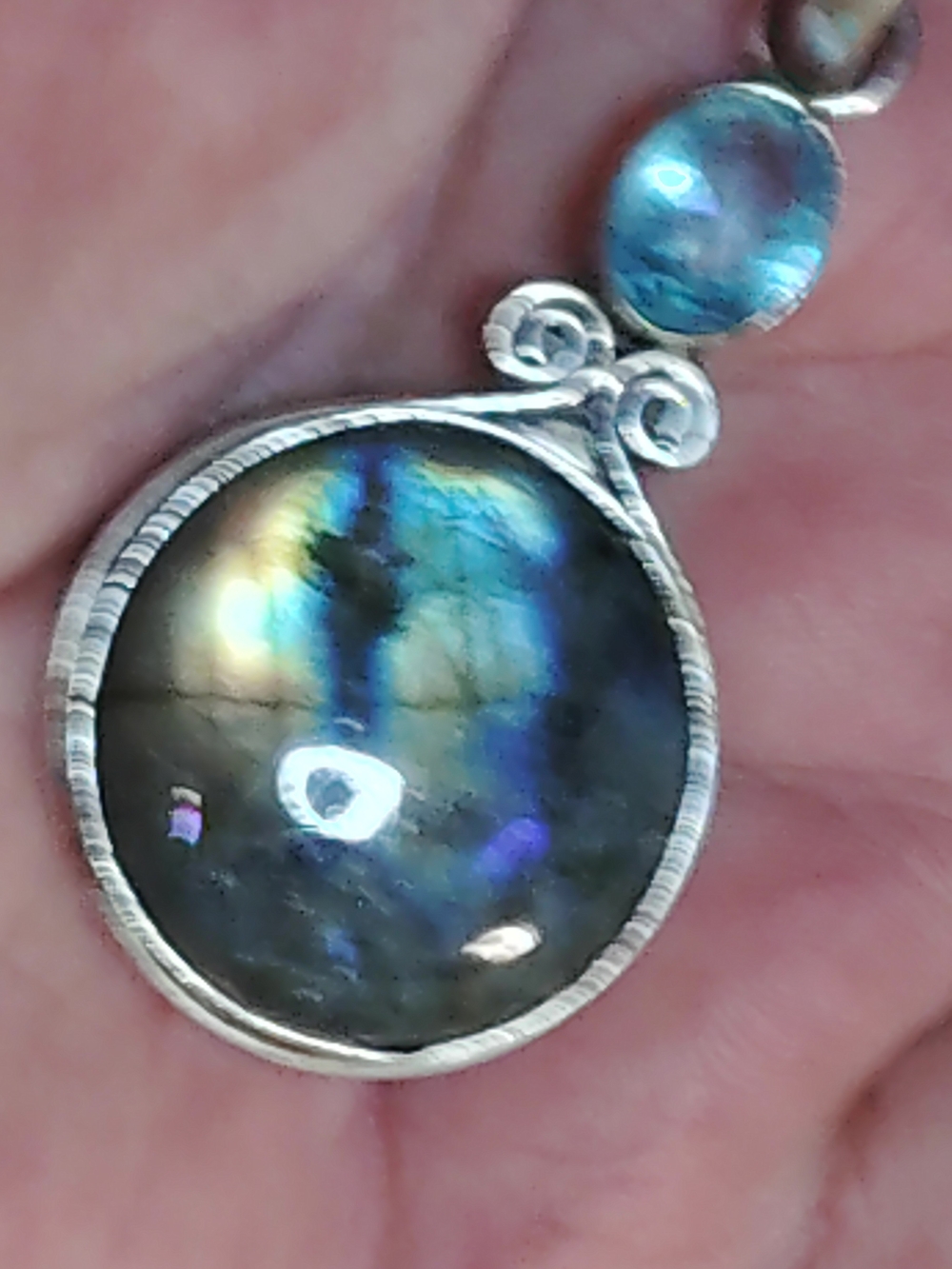 20"-STERLING LABRADORITE & LONDON BLUE TOPAZ PENDANT. BLUE-GREEN FLASH.